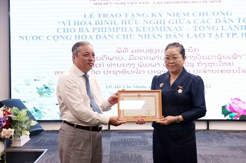 Trao kỷ niệm chương tặng Tổng lãnh sự Lào tại TP Hồ Chí Minh